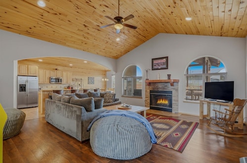 2400 SF FRPLC  HOT TUB  MTN VIEWS GRT LOC SPACIOUS LOTS OF WOOD PACMAN