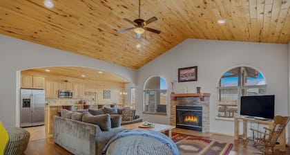 2400 SF FRPLC HOT TUB MTN VIEWS GRT LOC SPACIOUS LOTS OF WOOD PACMAN