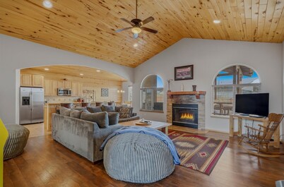 2400 SF FRPLC  HOT TUB  MTN VIEWS GRT LOC SPACIOUS LOTS OF WOOD PACMAN