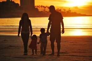 Beach nearby, sun loungers, beach towels