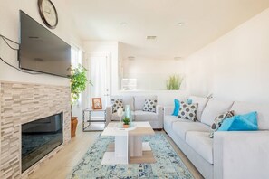 Smart TV, lettore DVD, libri, studio