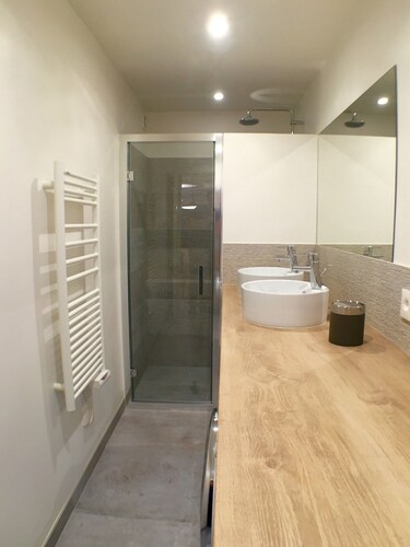 Montmartre's Finest: 2BR, 70m², Family-Friendly Stay