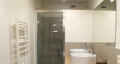 Montmartre's Finest: 2BR, 70m², Family-Friendly Stay