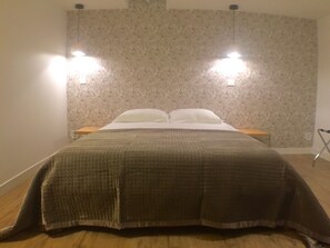 2 slaapkamers, een bureau, een strijkplank/strijkijzer, reisbedje