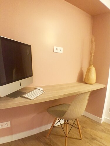 Montmartre's Finest: 2BR, 70m², Family-Friendly Stay