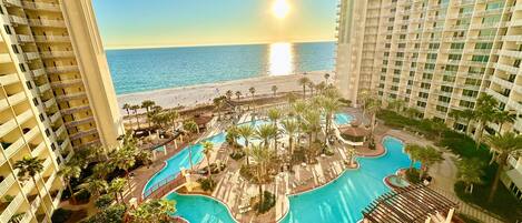 Una piscina cubierta, una piscina climatizada