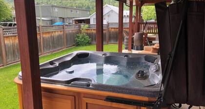 10 Minute Walk to Downtown Fernie. Hot Tub
