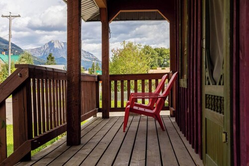 10 Minute Walk to Downtown Fernie. Hot Tub