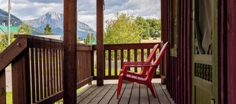 10 Minute Walk to Downtown Fernie. Hot Tub