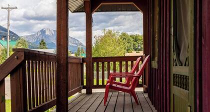 10 Minute Walk to Downtown Fernie. Hot Tub