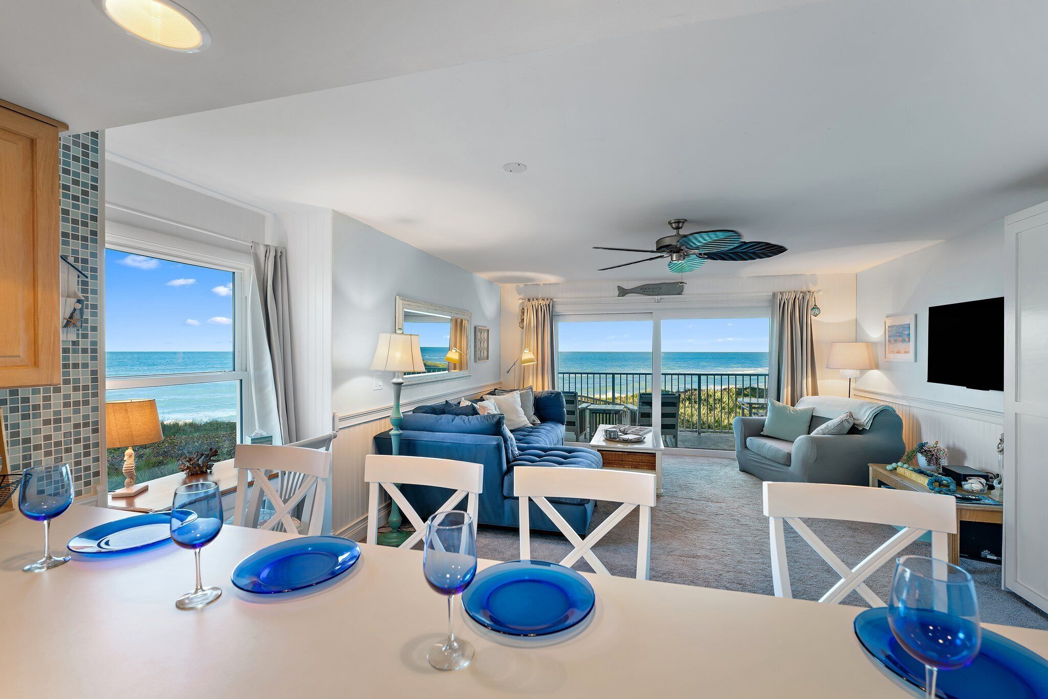 TV connectée, lecteur de DVD, livres, chaîne hi-fi