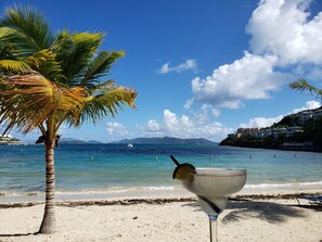 Sur la plage, chaise longue, serviettes de plage