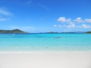 Sur la plage, chaise longue, serviettes de plage