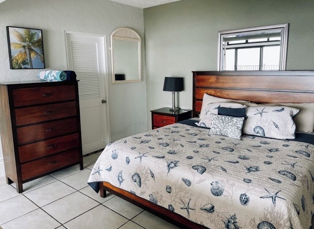 1 dormitorio, tabla de planchar con plancha, wifi y ropa de cama
