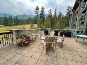 Outdoor dining - True Ski In/Out. Common Hot Tub and Pool (Fernie)