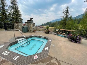A heated pool - True Ski In/Out. Common Hot Tub and Pool (Fernie)