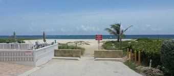 Apt A, Beach block beauty with putting green. Everything for a great Vacation,