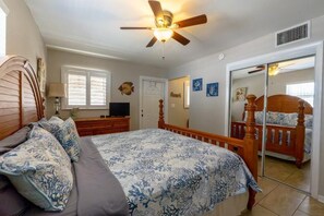 2 bedrooms, iron/ironing board, travel cot, free WiFi - Apt A,  Beach block beauty with putting green. Everything for a great Vacation,  (Pompano Beach)