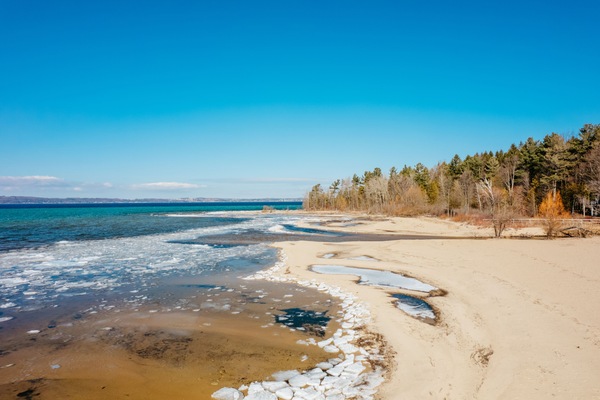 Sulla spiaggia, lettini da mare