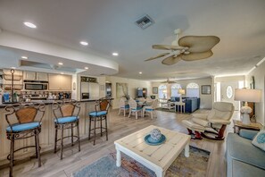 Een smart-tv, boeken en een stereo