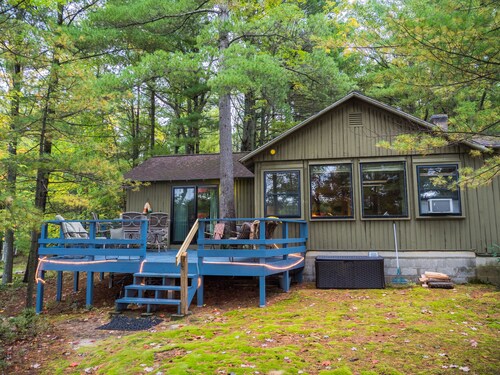 Quiet and Peaceful 3 Bedroom Family Cottage on Lake George, 12 Miles to TC