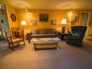 Télévision, lecteur de DVD, livres