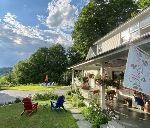 Kunstvolles privates Mountainview Sunny Studio + 1 Zim. Wohnung im Bürgerkriegskrankenhaus