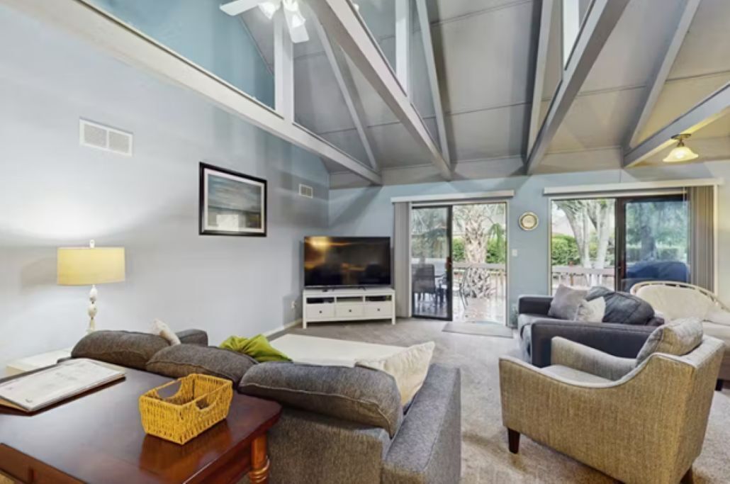 Una Smart TV, un reproductor de DVD, un futbolín, libros