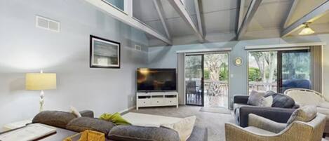 Smart TV, reproductor de DVD, futbolito, libros