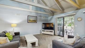 Smart-TV, DVD-Player, TischfuĂball, BĂŒcher