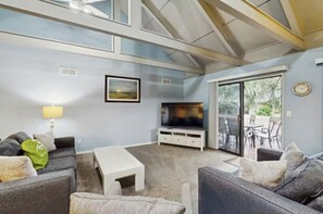 Älytelevisio, DVD-soitin, pöytäjalkapallopöytä, kirjoja