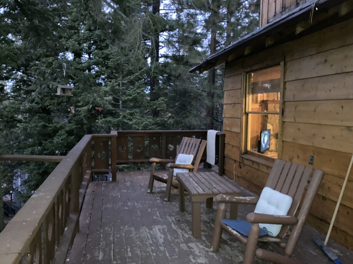 Cozy Pet Friendly Cabin! - 2 blocks from Bear Mountain in Southern California