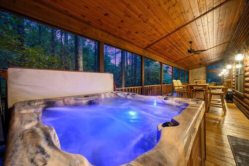 4 Master Bedrooms, Hot Tub, Playground- Single Story