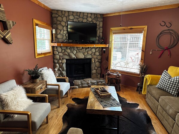 Een televisie, een open haard, videogames en een dvd-speler