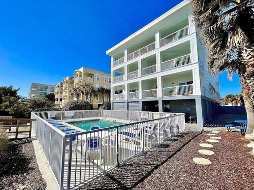 3BR Oceanfront Condo; Heart of IOP