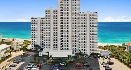 Yksityisyys, tyyli, rantatuolipalvelut ja paljon muuta 19. kerroksessa.