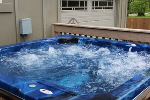 Outdoor spa tub - Riverfront, Kayaks, Boat Dock, Games, Pool, Hot Tub, 10 Min To Dwntwn Nashville! (Nashville)