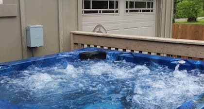 Riverfront, Kayaks, Boat Dock, Games, Pool, Hot Tub, 10 Min To Dwntwn Nashville!