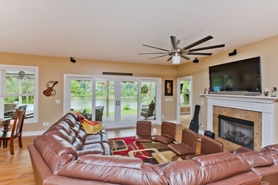 Riverfront, Kayaks, Boat Dock, Games, Pool, Hot Tub, 10 Min To Dwntwn Nashville!