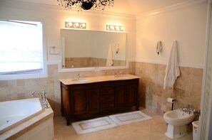 Duschwanne, Whirlpool, Haartrockner, Bidet