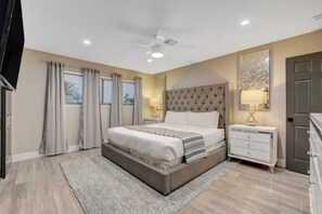 4 chambres, bureau, fer et planche à repasser, lit de bébé portatif