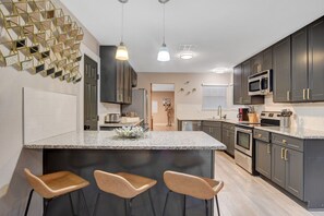 Réfrigérateur, four à micro-ondes, un four, surface de cuisson