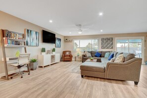 Smart-TV, Tischtennisplatte, Bücher