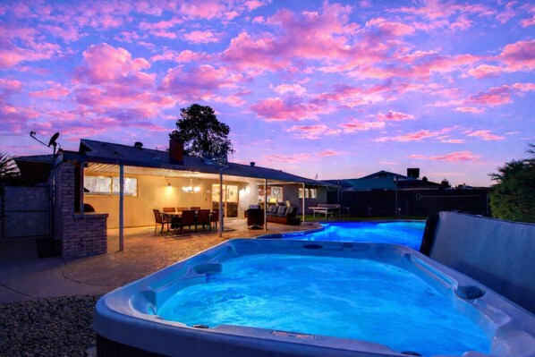Outdoor dining - Licensed 4BR Vegas Home | Private Pool, Spa & Game Room (Las Vegas)