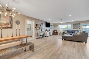 Smart-TV, Tischtennisplatte, Bücher