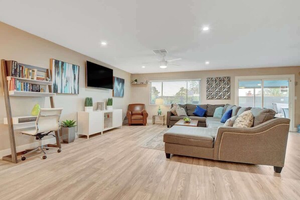 Smart TV, fireplace, offices - Close to Strip! Pool | Spa | Roulette Table | Golf (Las Vegas)