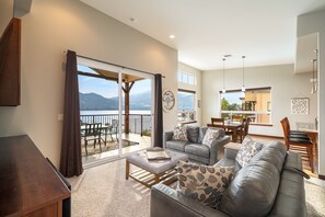 Smart TV, fireplace, video games, DVD player - Penthouse 3 - Incredible Views, Pool, Walk to Town (Manson)