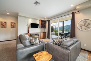 Smart TV, fireplace, video games, DVD player - Penthouse 3 - Incredible Views, Pool, Walk to Town (Manson)