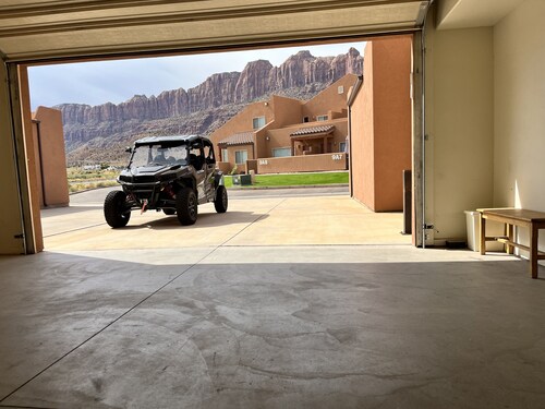 8A6 Amazing Views, Shared Pool/Hot Tub, Private Patio and Garage