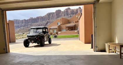 8A6 Amazing Views, Shared Pool/Hot Tub, Private Patio and Garage